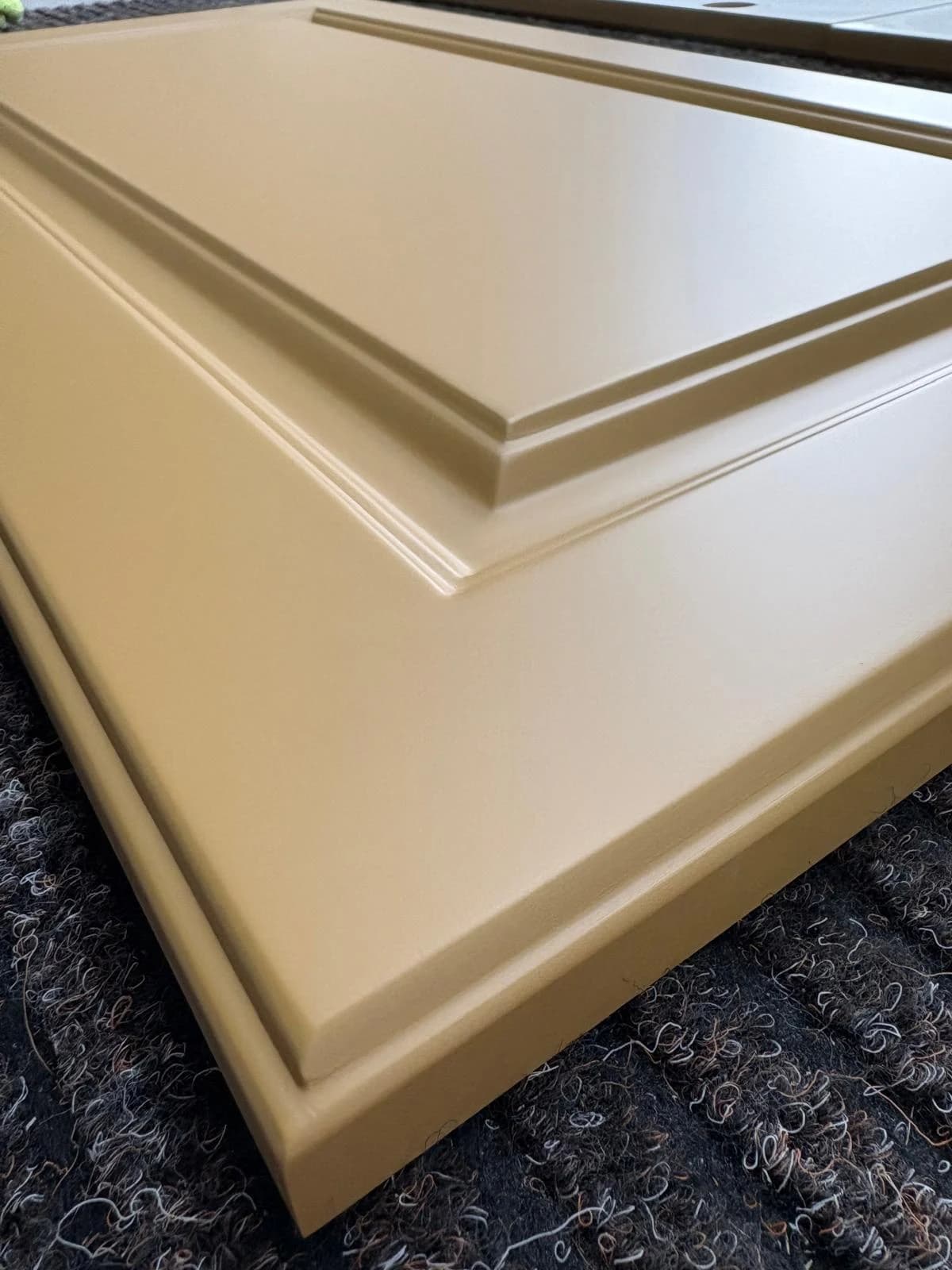 Detal beżowego frontu z frezowaną ramką